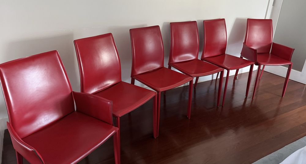 Conjunto de seis cadeiras em pele vermelhas