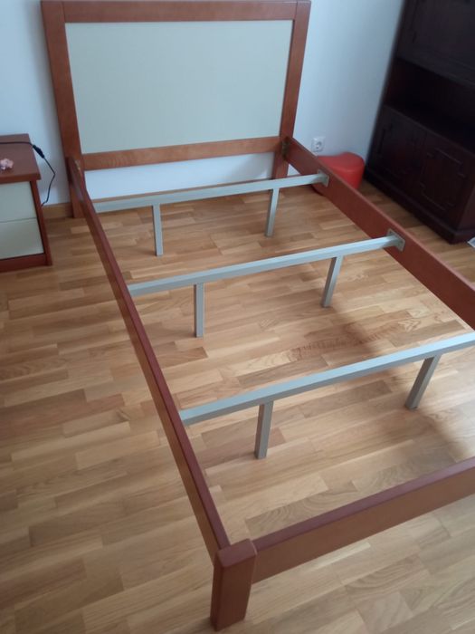 Cama corpo e meio, colchão e mesa de cabeceira