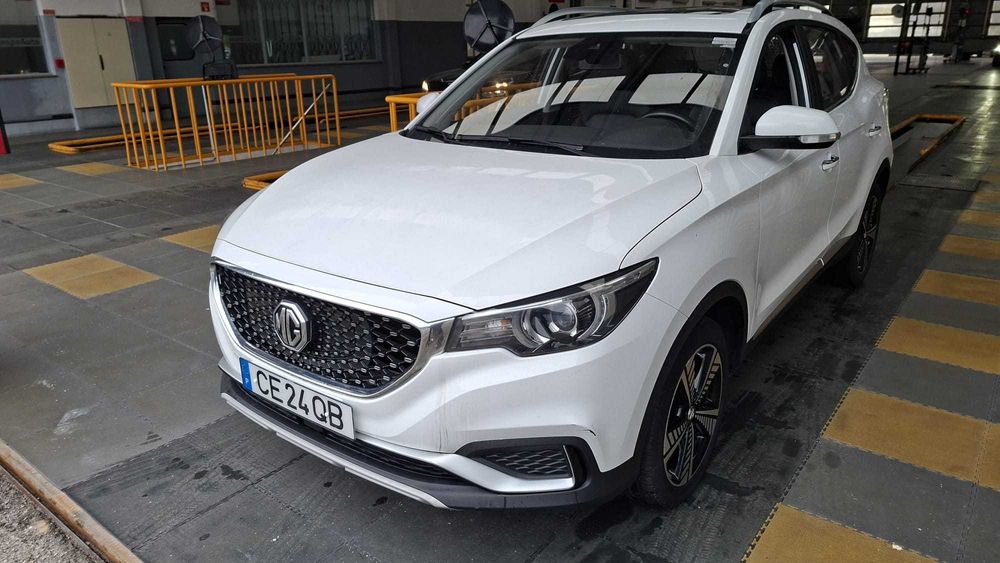 Aluguer MG ZS EV Luxury (Faz Confort, 250€ Semanal. 100% Eléctrico)