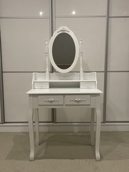 Toaletka biała z lustrem