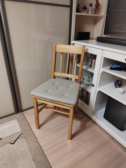 4 drewniane krzesła + 3 beżowe poduszki Ikea gratis