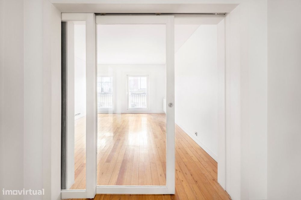 Apartamento no Chiado com 2 salas e 2 quartos e 2 lugares de estaciona