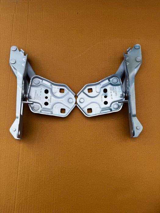 Zawias maski VOLVO XC40 oryginał 32297,489  32297,490