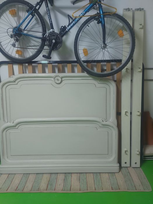 Cama em madeira com estrado