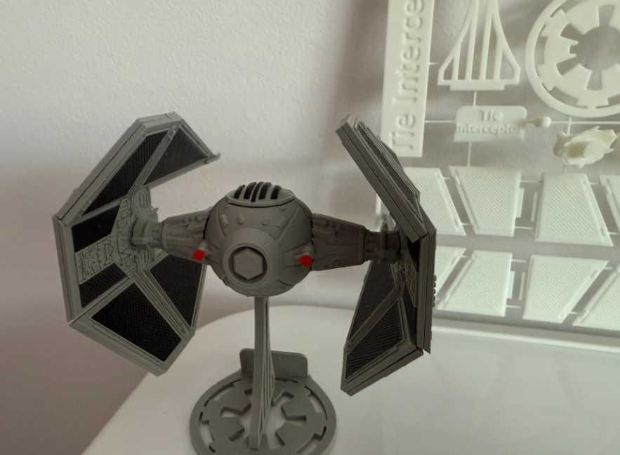 Modelo KitCard do TIE Interceptor Altamente Detalhado