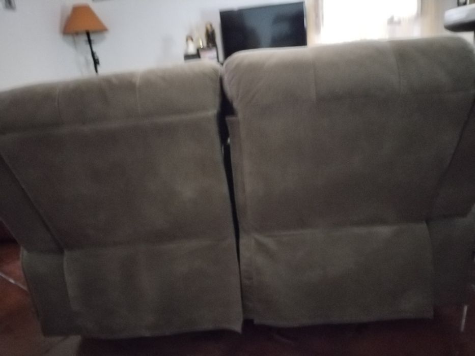 Sofá de dois lugares com elevatória