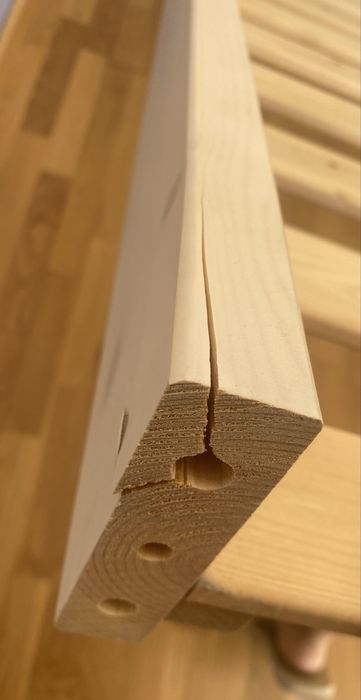 Cama de criança com barras laterais e colchão