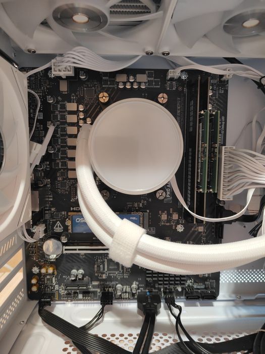 Ігровий білий ПК Ryzen 5 8400F/СРО 240 мм ARGB/16 Gb DDR5-5200 /(SSD+HDD) 756 Гб /MSI Pro A620/600 Вт/ підсвітка ARGB / новий сокет АМ5
