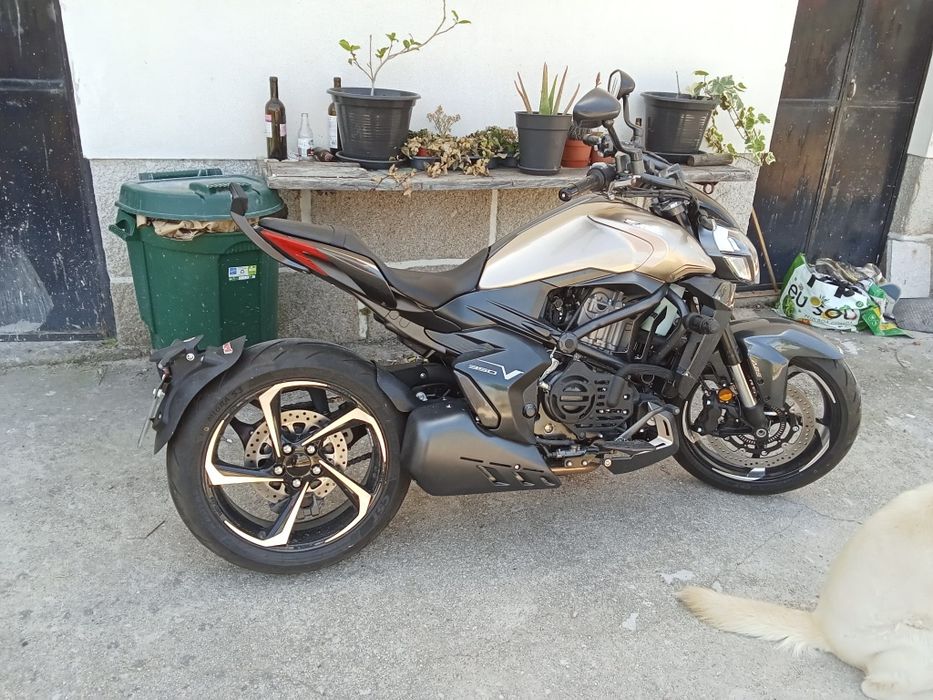 350cc Zontes com apenas 300km