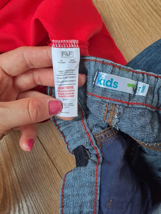 Красная футболка и синие джинсовые