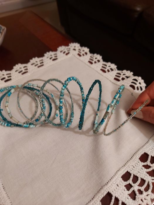 Pulseira de 10 voltas c/várias contas Turquesa e Branco.