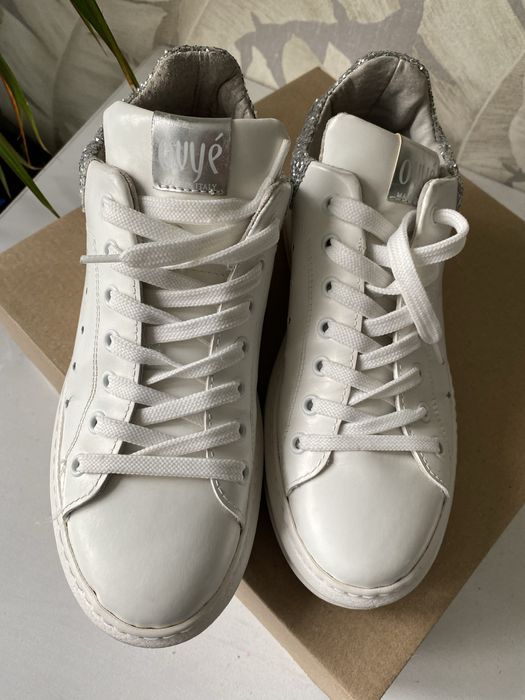 Ботинки бежеві на шнурівці з шкірзаму, білі шкіряні