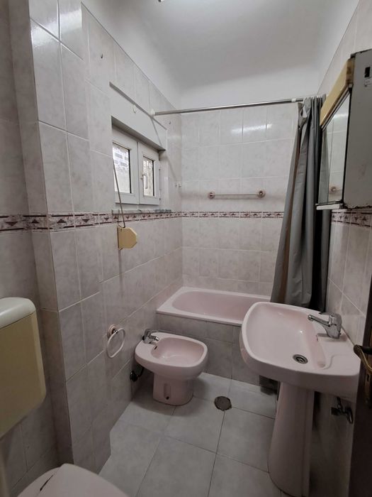 Casa térrea,  composta de cozinha , casa de banho, sala , quarto e marquise