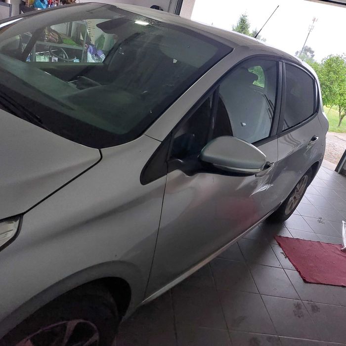 Peugeot 208 em bom estado