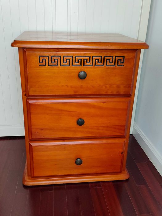 Mesa de cabeceira com 3 gavetas