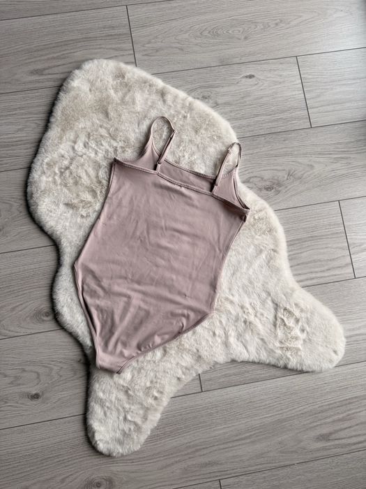 Pudrowo różowe body na ramiączkach dopasowane basic