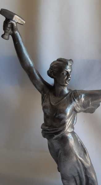 Большая статуэтка Родина-мать зовёт!