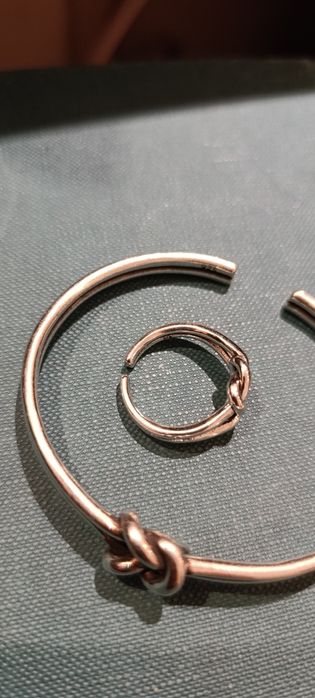 Conjunto pulseira e anel com contraste