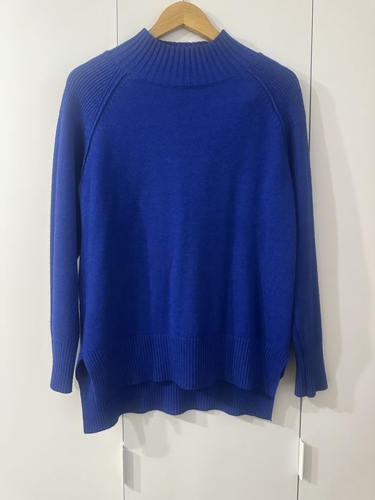 Светр жіночий.