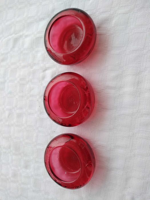 Três Pequenos Castiçais Vermelhos