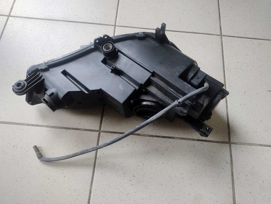Lampa lewa przednia xenon  AUDI A4 8W B9