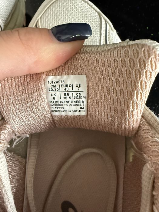 Жіночі кросівки asics
