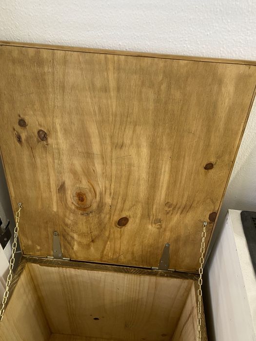 Bau de madeira grande