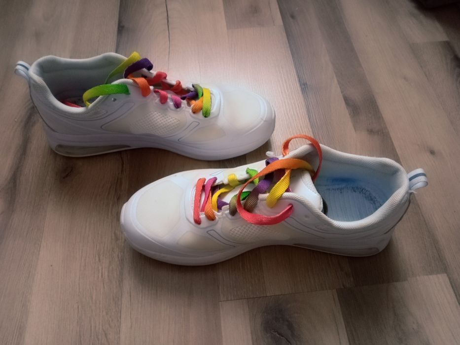 Białe damskie adidasy