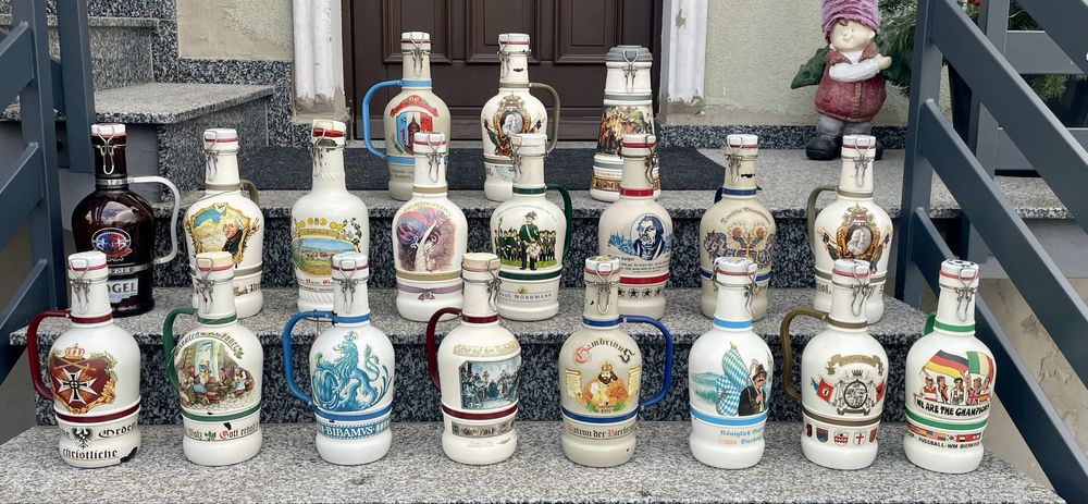 Kolekcja starych butelek po piwie.