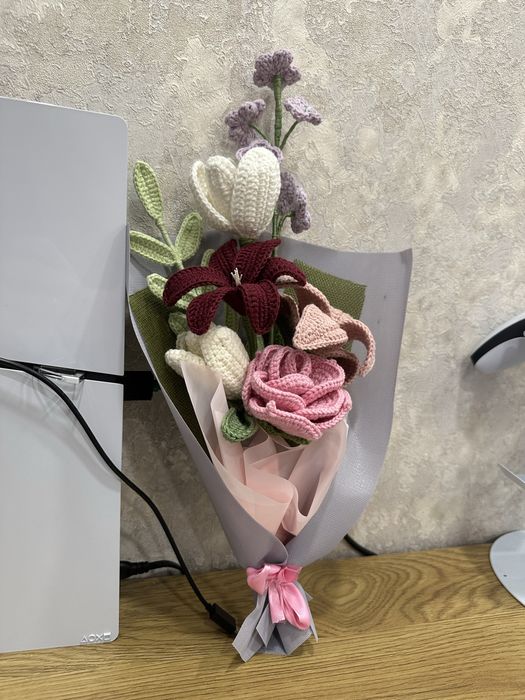 Вʼязані квіти з ниток