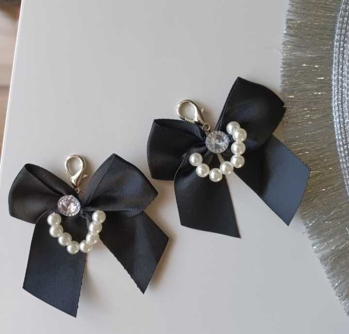 Zawieszki do butow satynowe kokardy perelki