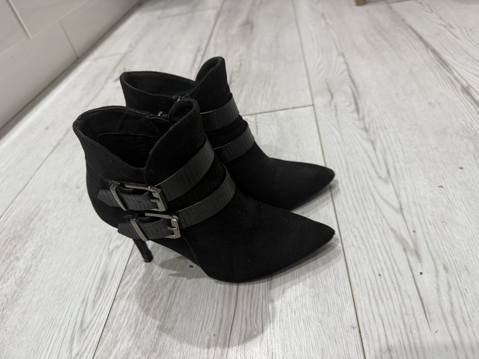 Czarne botki na obcasie klamry Vices 37