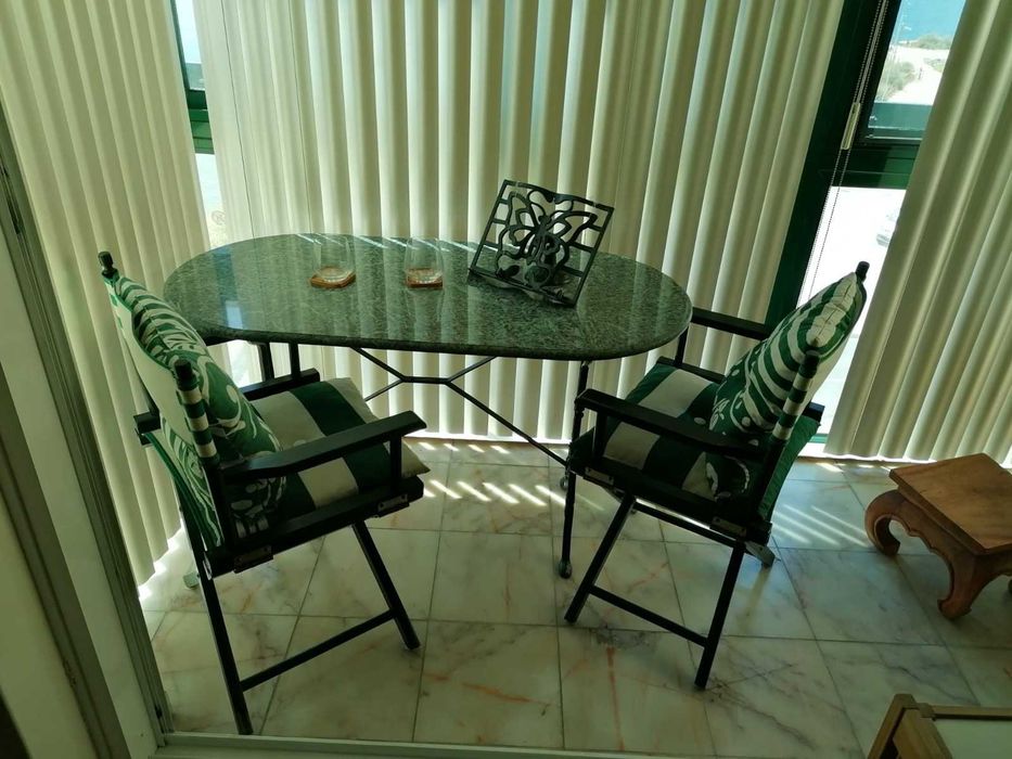 Vendo mesa em mármore verde com 4 cadeiras