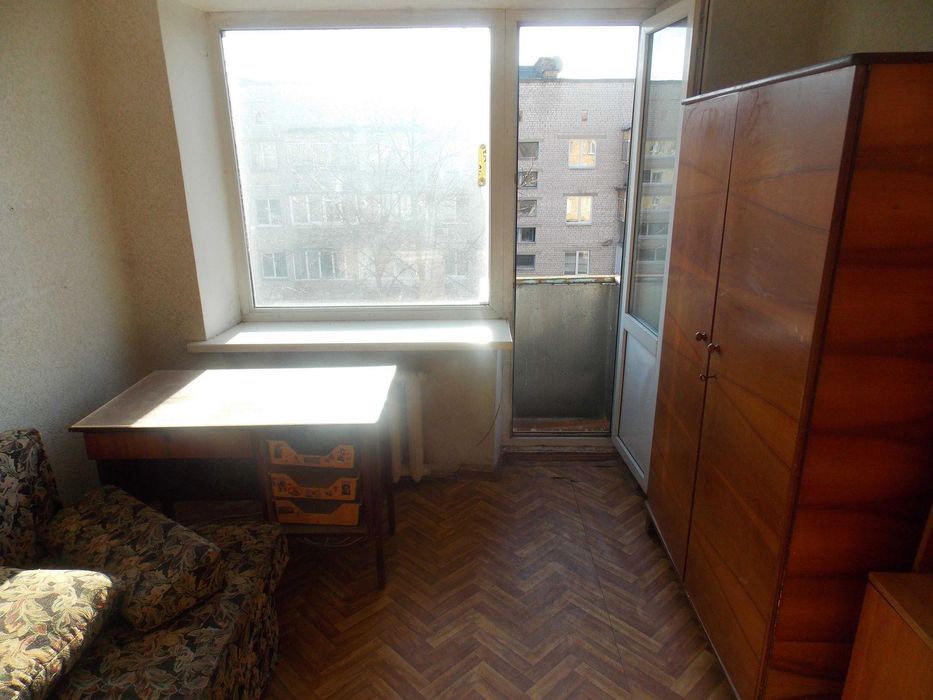 Продам 1-к. квартиру (гостинка) центр Броварів, Незалежності