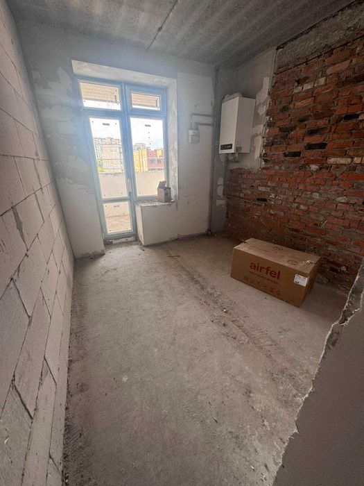 Супер МІСЦЕ, зданий будинок, вул.Інститутська 1к, середній поверх