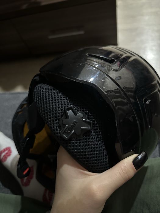 Лижний шолом чорного кольору з окулярами