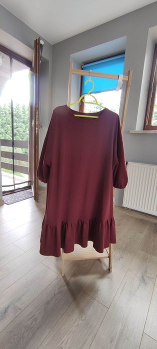 Bordowa sukienka a'la dres