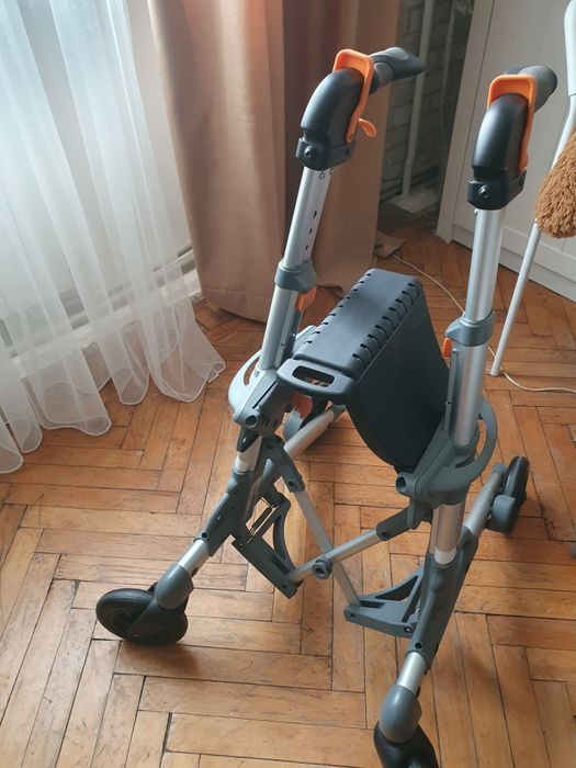 Ходунки-ролатор для інвалідів або реабілітації