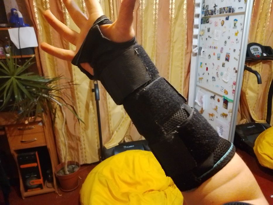 бандаж (ортез) на променево-зап'ястковий суглоб Алком 3016. 
Він за