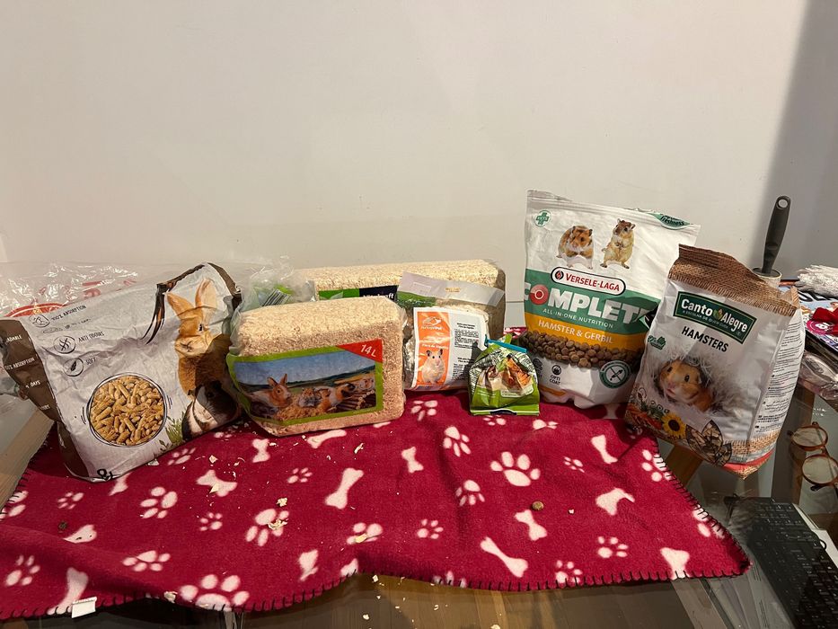 Gaiola para hamster com substrato, comida e acessórios