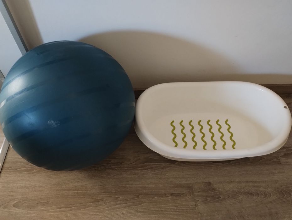 (PARA DOAÇÃO) Bola de ginástica e pilates e Banheira para bebê