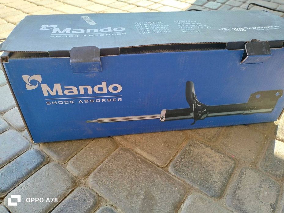 Стійка амортизатора передня права/ліва