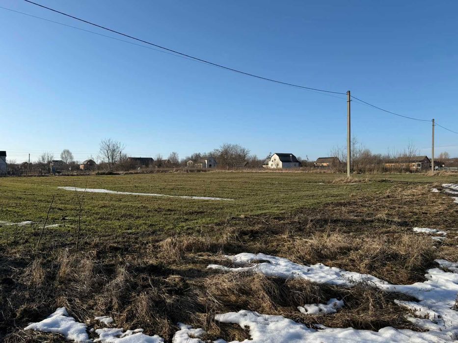 Продам ділянку в смт Літин .Рівна під житлову забудовуПоруч світло газ