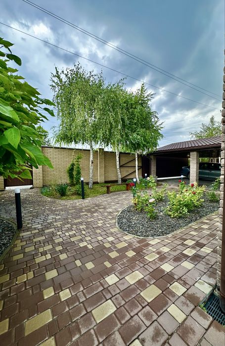 Продам добротный 2-х эт. дом 285 м2 в Обуховке, озеро Попасное, лес