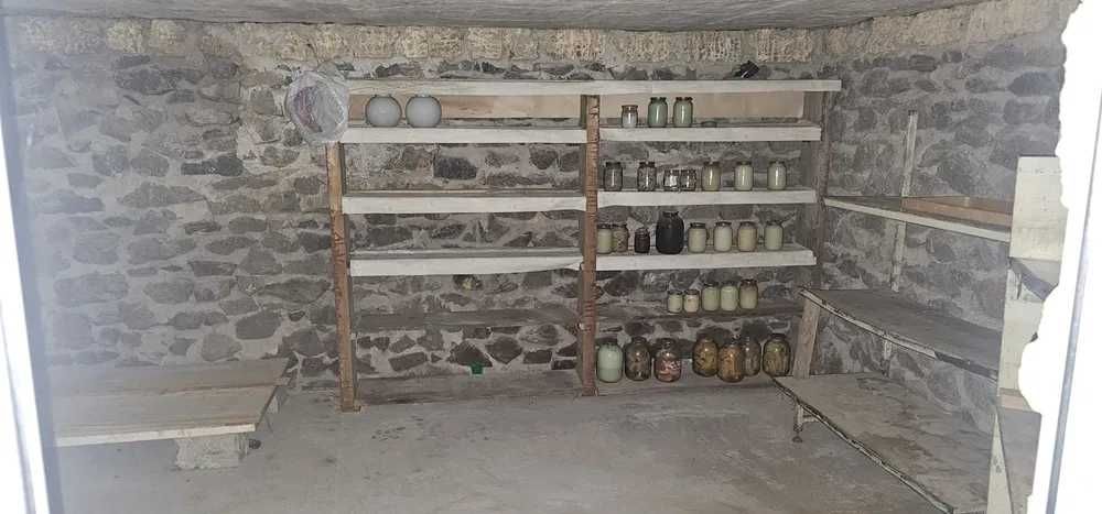 Продам будинок 209 м.кв, з жилим підвалом, грубою та хоз. постройки.