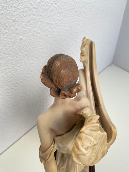 Estatueta muito antiga em marfinite