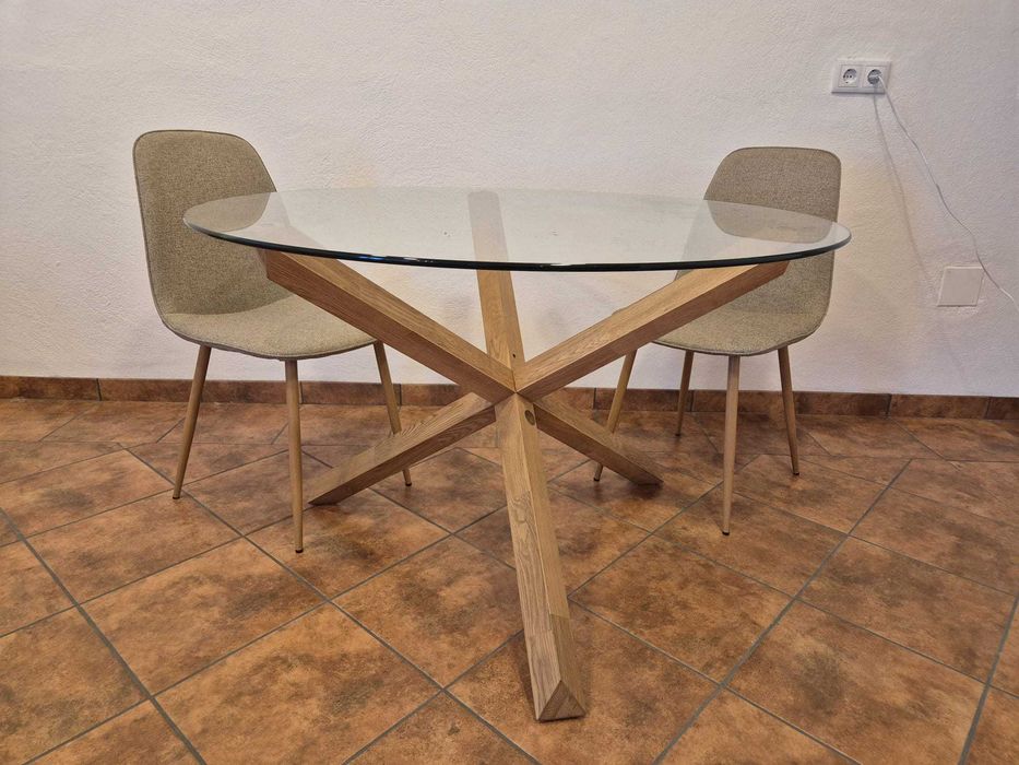 Mesa de jantar redonda JYSK AGERBY em vidro e carvalho maciço (Ø 119 cm)