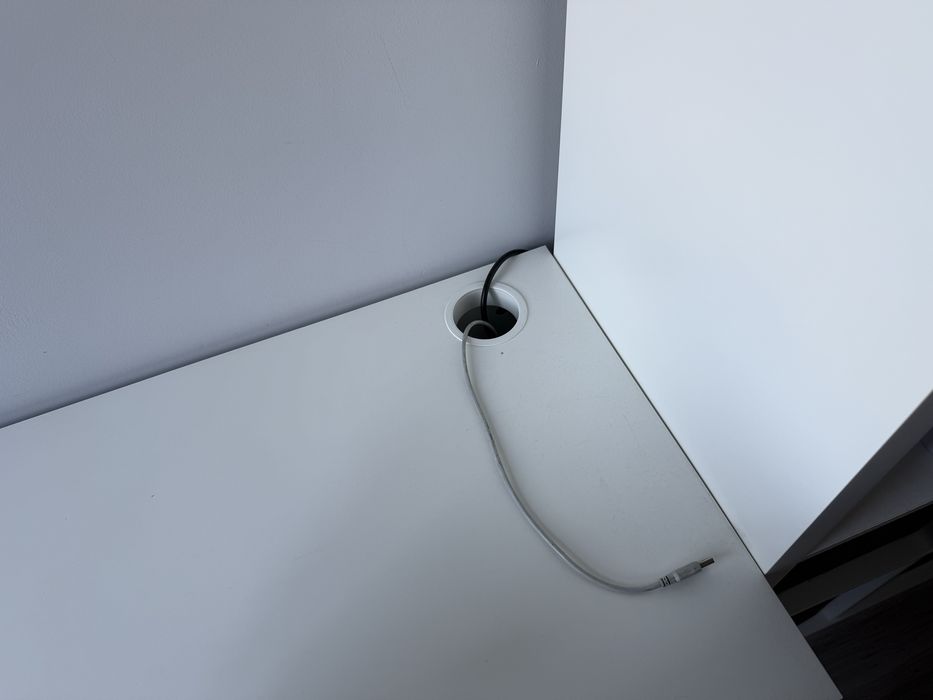 Białe biurko ikea