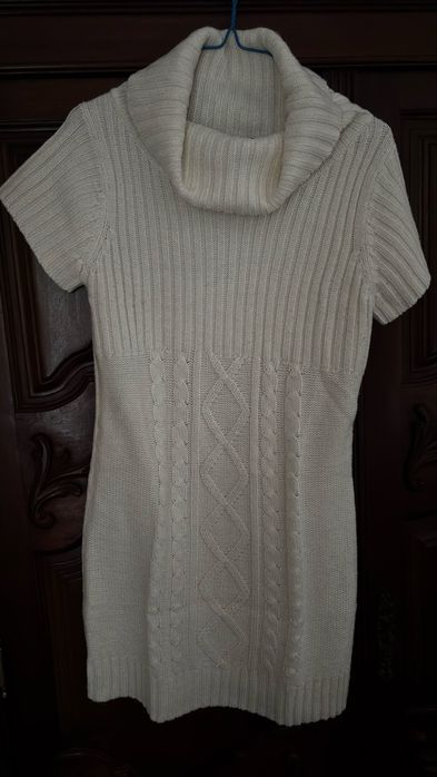 Vestido de malha branco com gola alta