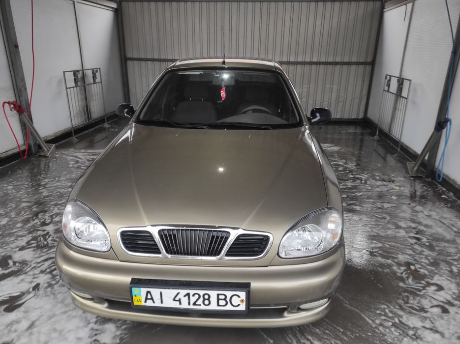 Продам Daewoo Lanos 1.4  у відмінному стані від першого власника з салону. Двигун працює добре, машина кожного дня на ходу. Стан сів і поїхав. Заводиться з пів-тику. ТО проходила завжди своєчасно.Ходова частина в гарному стіні,їде мʼяко. Встановлене ГБО 4го покоління. Акумулятор добрий. Тонована, вікна  всі рідні! Салон в гарному стіні
 В машині не курили.Вкладень не потребує!
В таксі ніколи не була.
Авто варте уваги!!!